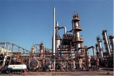 Foto de uma refinaria de petróleo 